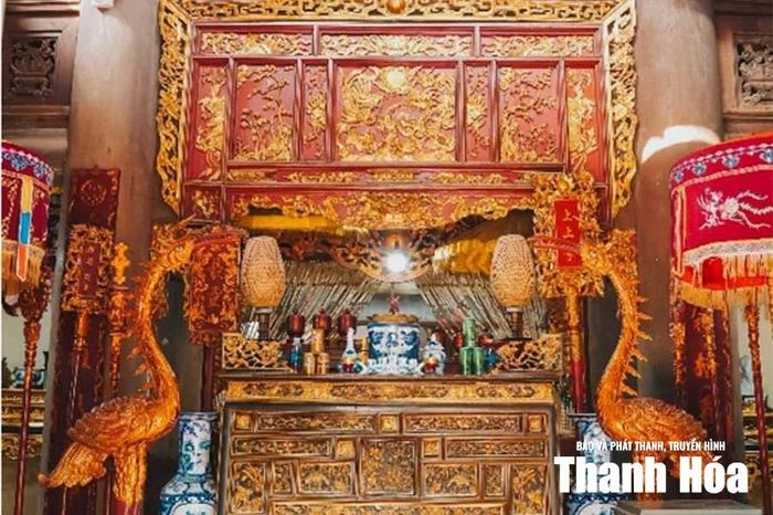 Khu vực thờ nữ Thành hoàng làng.