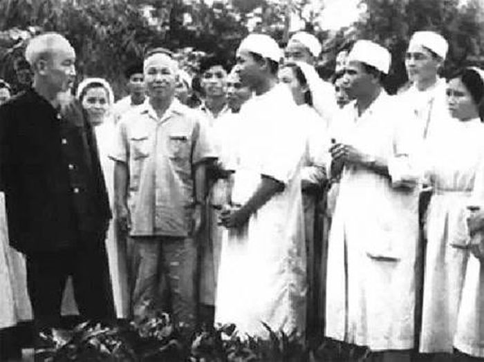 Chủ tịch Hồ Chí Minh thăm Bệnh xá Vân Đình, tỉnh Hà Tây (nay thuộc thành phố Hà Nội), ngày 20/4/1963. Ảnh tư liệu