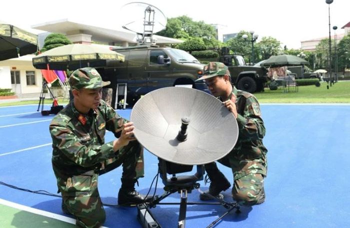 Tiểu đoàn 79, Lữ đoàn 205, Binh chủng Thông tin liên lạc làm chủ khí tài VSAT mang vác. Ảnh qdnd.vn