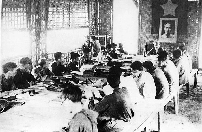 Chủ tịch Hồ Chí Minh chủ trì phiên họp Hội đồng Chính phủ. Ảnh: hochiminh.vn