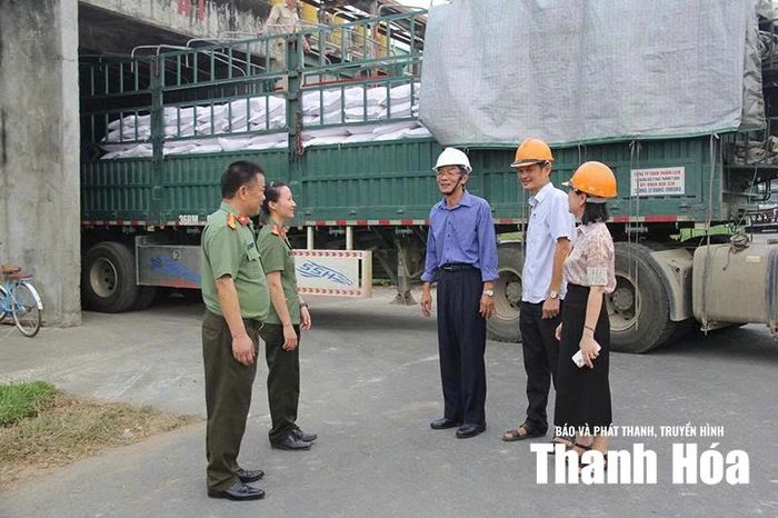 Ông Trần Tuấn Lương (ở giữa) trao đổi với Công an xã Vân Du trong buổi tuyên truyền, phổ biến các quy định của pháp luật về an ninh trật tự tại Công ty TNHH Đường mía Việt Nam - Đài Loan.