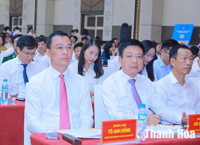 Chủ tịch UBND tỉnh Tô Anh Dũng và Chủ tịch VCCI Hồ Sỹ Hùng dự buổi lễ.