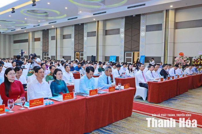 Các đồng chí lãnh đạo tỉnh và đại biểu dự buổi lễ.