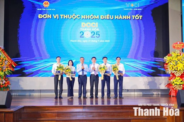 Bí thư Tỉnh ủy Lê Đức Thái và Chủ tịch VCCI Hồ Sỹ Hùng trao biểu trưng và tặng hoa cho các sở, ban, ngành thuộc nhóm điều hành tốt.