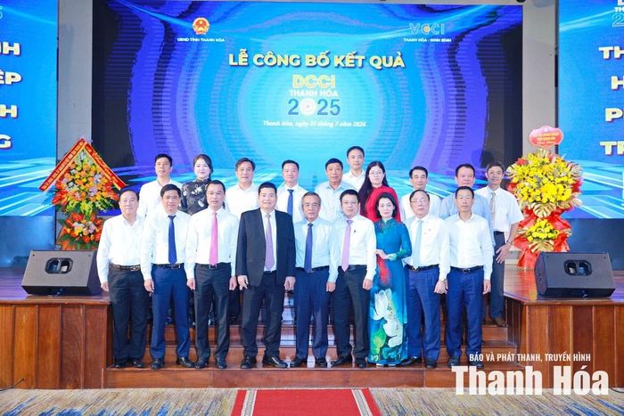 Các đồng chí lãnh đạo tỉnh chụp ảnh lưu niệm tại buổi lễ.