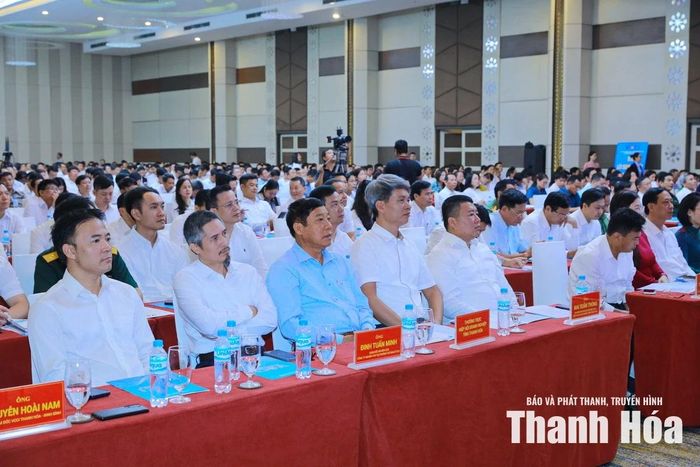 Các đại biểu dự buổi lễ.