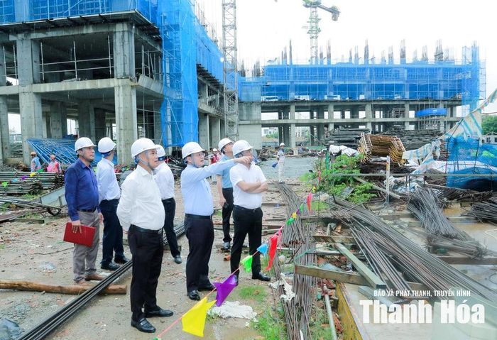 Phó Chủ tịch Thường trực UBND tỉnh Mai Xuân Liêm kiểm tra các hạng mục của dự án.