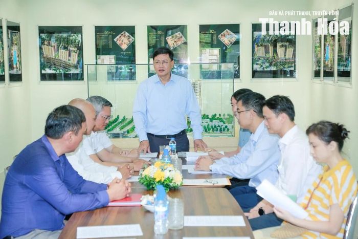 Phó Chủ tịch Thường trực UBND tỉnh Mai Xuân Liêm phát biểu tại buổi làm việc với chủ đầu tư dự án.