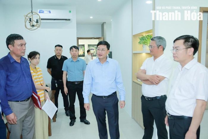 Phó Chủ tịch Thường trực UBND tỉnh Mai Xuân Liêm kiểm tra các căn nhà mẫu của dự án.
