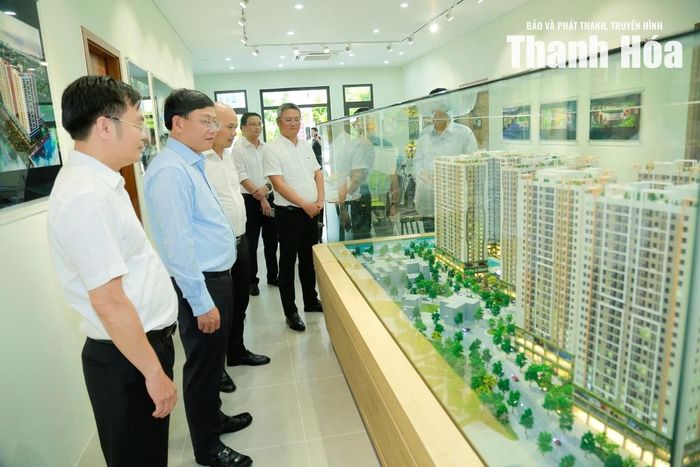 Phó Chủ tịch Thường trực UBND tỉnh Mai Xuân Liêm kiểm tra khu vực thông tin tổng quan của dự án.