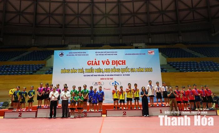 Các tay vợt nam U9 Thanh Hóa (áo đỏ) trên bục nhận huy chương đồng nội dung đồng đội.