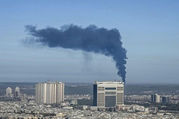Khói bốc lên từ cơ sở lưu trữ dầu mỏ tại Erbil, Iraq, sau vụ tấn công được cho là do máy bay không người lái tiến hành . Ảnh: AFP.
