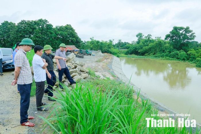 Đoàn kiểm tra công trình kè bảo vệ bãi từ K12+150 - K12+350 đê tả sông Cầu Chày, xã Yên Ninh đang trong quá trình thi công.