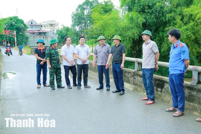 Đoàn kiểm tra vị trí sạt lở đê tả sông Cầu Chày, xã Yên Định.