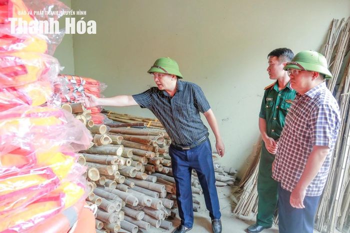 Đoàn kiểm tra kho vật tư dự trữ phòng, chống thiên tai của xã Yên Định.