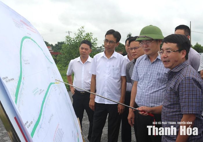 Đoàn công tác của Sở Xây dựng kiểm tra công tác giải phóng mặt bằng tại xã Tân Ninh.