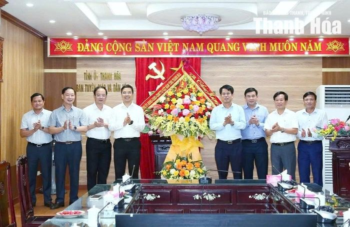 Phó Bí thư Thường trực Tỉnh ủy Nguyễn Hồng Phong tặng hoa chúc mừng tập thể lãnh đạo và cán bộ Ban Tuyên giáo và Dân vận Tỉnh ủy nhân Ngày truyền thống ngành Tuyên giáo của Đảng.