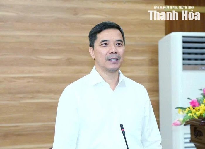 Phó Bí thư Thường trực Tỉnh ủy Nguyễn Hồng Phong phát biểu chúc mừng tập thể lãnh đạo và cán bộ Ban Tuyên giáo và Dân vận Tỉnh ủy.