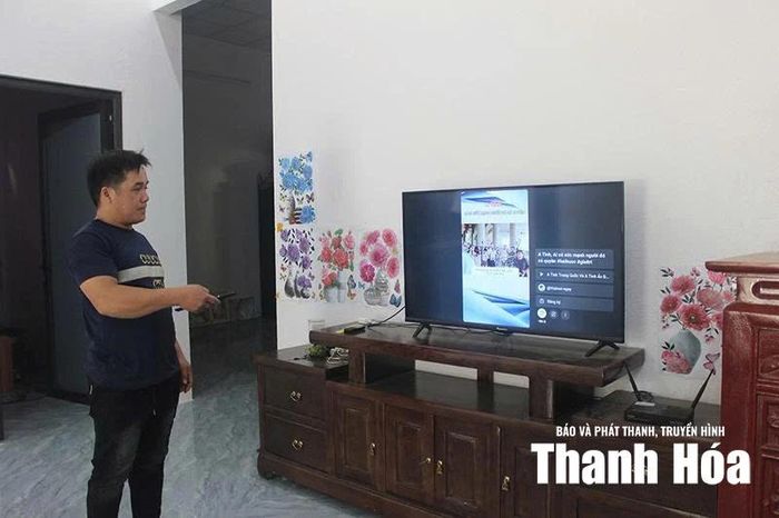 Về khu TĐC, gia đình anh Hà Văn Hoàng mua sắm thêm một số vật dụng phục vụ sinh hoạt hằng ngày.