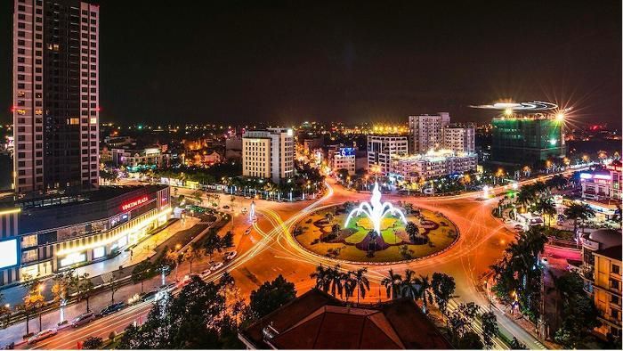 Trung tâm thành phố Bắc Ninh rực rỡ về khuya. (Ảnh: TC NKB).