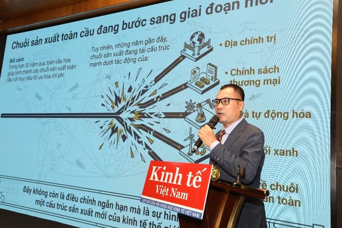 TS Nguyễn Trọng Thoan, đại diện Nhóm nghiên cứu Tạp chí Kinh tế Việt Nam/VnEconomy trình bày tham luận tại Tọa đàm. Ảnh: Việt Dũng.