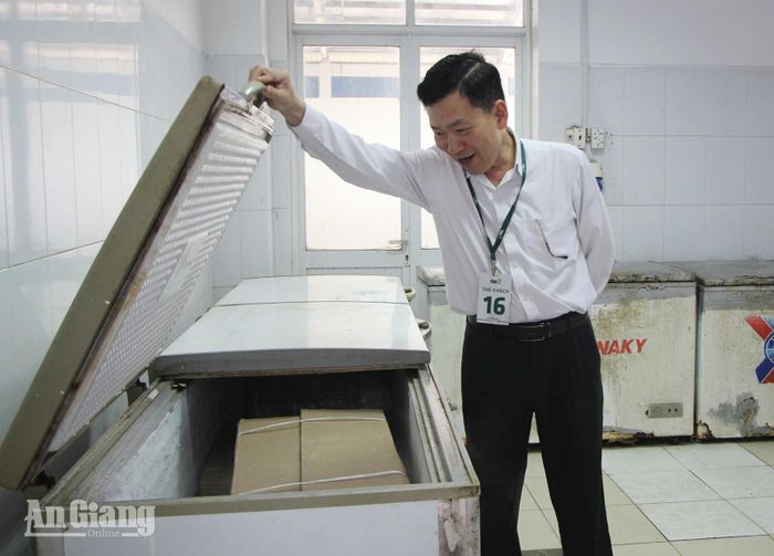 Thành viên Đoàn kiểm tra liên ngành an toàn thực phẩm tỉnh kiểm tra khu vực chứa thực phẩm đông lạnh tại một doanh nghiệp ở Khu công nghiệp Thạnh Lộc. Ảnh: HẠNH CHÂU