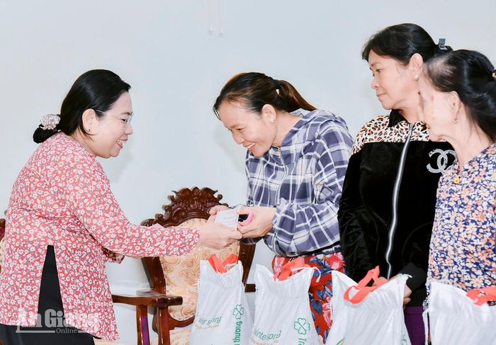 Phó Bí thư Thành ủy, Chủ tịch Ủy ban MTTQ Việt Nam TP. Cần Thơ Hồ Thị Cẩm Đào (bìa trái) trao quà cho các hội dân.