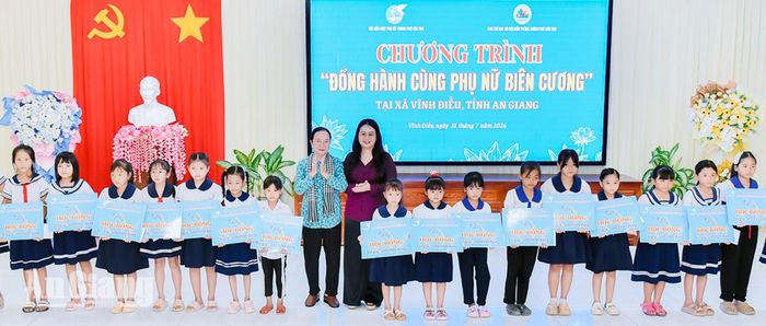 Nguyên Phó Chủ tịch Trung ương Hội Liên hiệp Phụ nữ Việt Nam Nguyễn Thị Kim Liên và Chủ tịch Hội Liên hiệp Phụ nữ TP. Cần Thơ Nguyễn Thị Thùy Linh trao học bổng cho học sinh xã Vĩnh Điều.