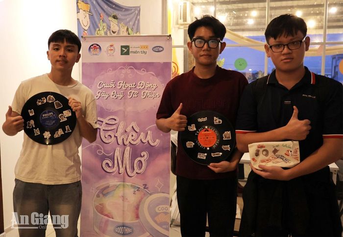 Các bạn trẻ hào hứng khoe sản phẩm do chính tay mình hoàn thành.