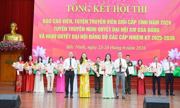  Các đồng chí: Trần Tuấn Nam, Tỉnh ủy viên, Phó Trưởng Ban Thường trực Ban Tuyên giáo và Dân vận Tỉnh ủy; Nguyễn Chung Hà, Tỉnh ủy viên, Phó Trưởng Ban Tổ chức Tỉnh ủy trao giải Nhì cho các thí sinh đạt giải tại Hội thi Báo cáo viên, Tuyên truyền viên giỏi cấp tỉnh năm 2026. 