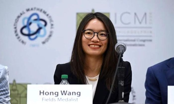 Wang Hong tại họp báo sau lễ trao giải Fields, hôm 23/7.