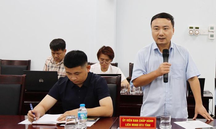  Chủ tịch Hội đồng Quản trị Hợp tác xã Dịch vụ tổng hợp và Sản xuất nông nghiệp Lúa Vàng, xã Đồng Việt tham luận tại hội nghị. 