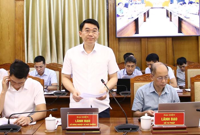  Đồng chí Bùi Quang Huy, Phó Giám đốc Sở Nông nghiệp và Môi trường trao đổi về việc thực hiện các thủ tục liên quan đến đất đai khi người dân hiến đất làm đường. 