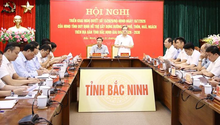  Đồng chí Phạm Hoàng Sơn, Chủ tịch UBND tỉnh phát biểu tại hội nghị. 