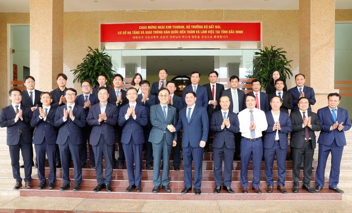  Các đại biểu chụp ảnh lưu niệm. 