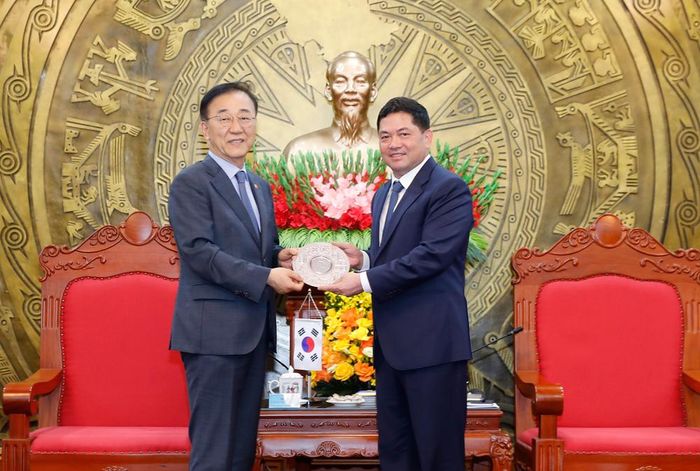  Đồng chí Nguyễn Hồng Thái trao quà lưu niệm cho ông Kim Yunduk. 