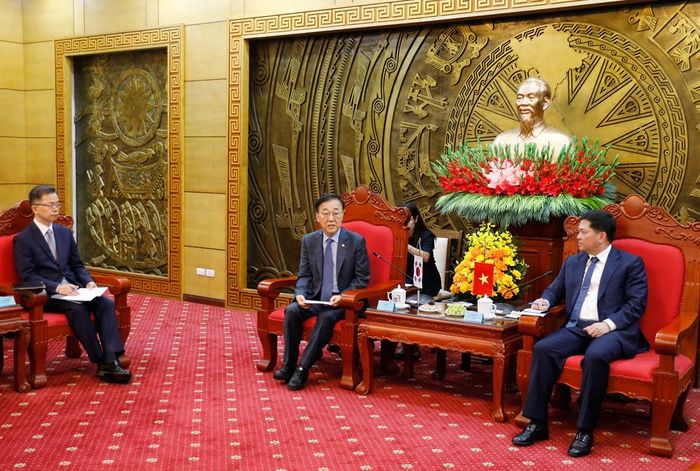  Ông Kim Yunduk trao đổi tại buổi làm việc. 