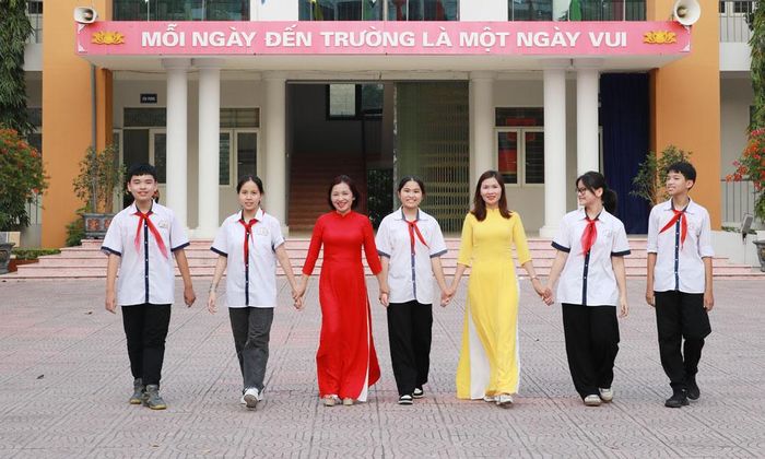  Cô và trò Trường Trung học cơ sở Lê Quý Đôn, phường Bắc Giang, tỉnh Bắc Ninh. Đây là một trong những trường trọng điểm chất lượng cao của tỉnh, có bề dày thành tích trong công tác giáo dục, bồi dưỡng học sinh giỏi. Ảnh: Duy Minh. 
