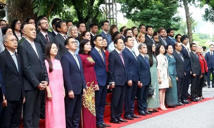  Bộ trưởng Ngoại giao Lê Hoài Trung cùng các đại biểu tại Lễ Thượng cờ ASEAN. 