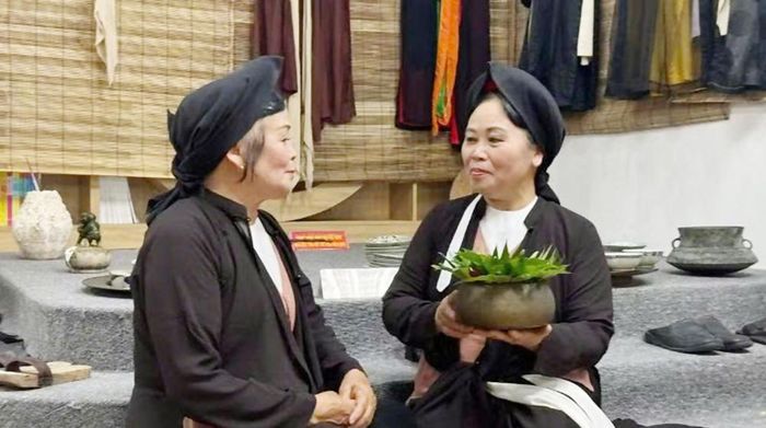  Chị em Nghệ nhân Nhân dân Nguyễn Thị Thềm (bên phải) và Nghệ nhân Ưu tú Nguyễn Thị Sang. 