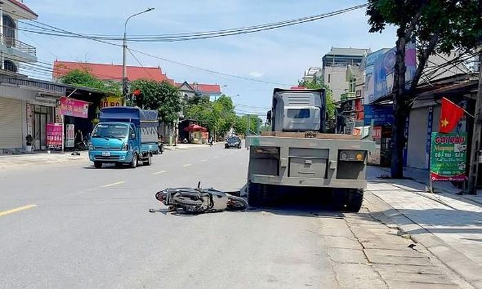 Hiện trường vụ tai nạn giao thông trên Quốc lộ 37, đoạn qua phường Tự Lạn ngày 29/4 giữa xe mô tô và xe ô tô đỗ ven đường.