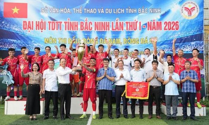 Lãnh đạo Sở Văn hóa, Thể thao và Du lịch và Ban Tổ chức trao cúp vô địch môn bóng đá nam Đại hội Thể dục thể thao tỉnh lần thứ I cho đội phường Bắc Giang.
