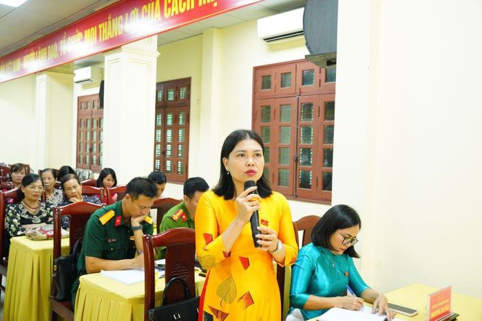 Đại biểu Nguyễn Tuyết Nhung phát biểu đề xuất địa phương cần quan tâm, ưu tiên xây dựng, sửa chữa thiết chế văn hóa tại các khu dân cư nâng cao đời sống tinh thần của Nhân dân.