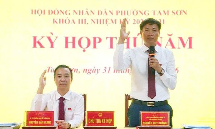 Các đồng chí chủ tọa kỳ họp điều hành phần biểu quyết thông qua 6 nghị quyết quan trọng.