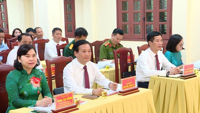 Các đồng chí lãnh đạo, đại biểu dự kỳ họp thường lệ giữa năm 2026 HĐND phường Tam Sơn.