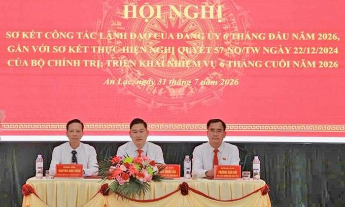 Các đồng chí lãnh đạo xã An Lạc chủ trì hội nghị.