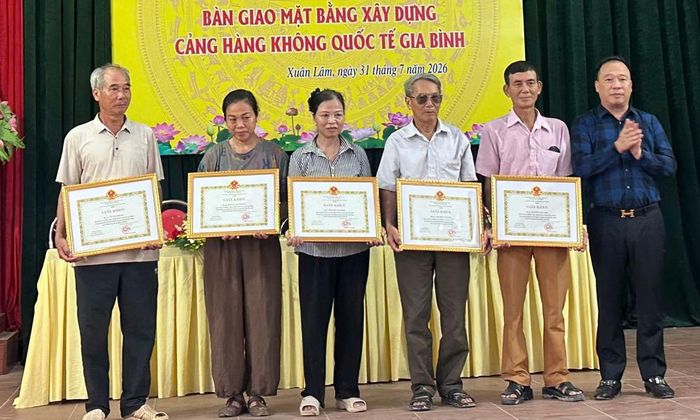  Lãnh đạo xã Gia Bình khen thưởng các hộ dân gương mẫu trong công tác giải phóng mặt bằng. 