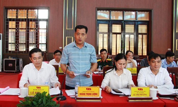  Đồng chí Hoàng Trọng Lượng, Bí thư Đảng ủy phường Đào Viên báo cáo nội dung tại buổi làm việc. 