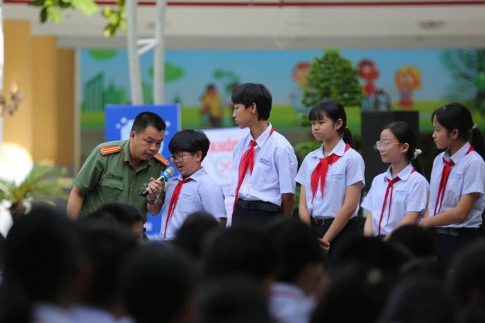Học sinh Trường THCS Nguyễn Huệ tham gia buổi tập huấn "An toàn trên không gian mạng cho học sinh" do nhà trường tổ chức. Ảnh: NTCC
