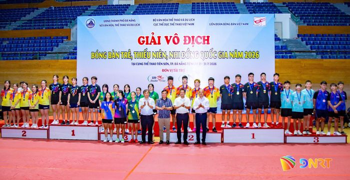 Ban tổ chức trao huy chương cho các vận động viên đạt thành tích cao tại giải. Ảnh: BẢO LÂM